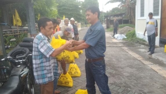 Semarak HUT ke-61, Golkar Binjai Bagi Sembako Gratis ke Penambal Ban, Sopir Betor dan Warga