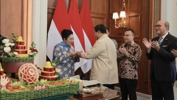 HUT ke-74 Dihadiri Titiek, Prabowo: Warga tak Perlu Kirim Karangan Bunga