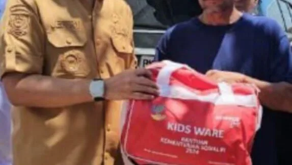 Walikota Langsa Serahkan Bantuan Masa Panik ke Warga Korban Kebakaran di Gampong Jawa