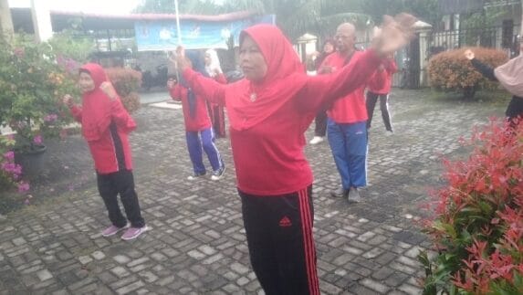 LKLU Surya Senja Gelar Senam Rutin Lansia di Limau Sundai Binjai Barat