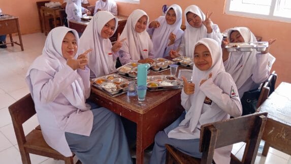 Siswa SMA Negeri 1 Samadua Antusias Nikmati Menu MBG