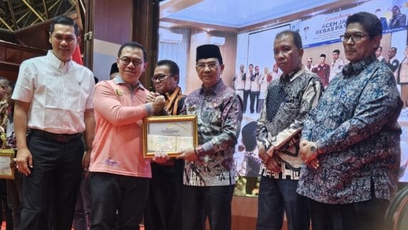 Peduli Kesehatan se-Aceh, Bupati Abdya Terima Penghargaan dari Direktur Kesehatan RI