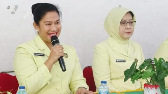 Ny Tiurmaida Harli Siregar Motivasi Pelajar SMP Adhyaksa 2 Medan