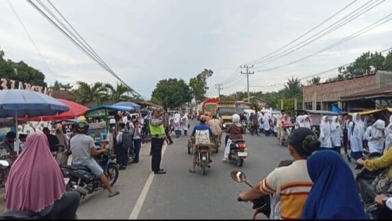 Sat Lantas Polres Langkat Kawal Kelancaran Aktivitas Masyarakat dan Pelajar