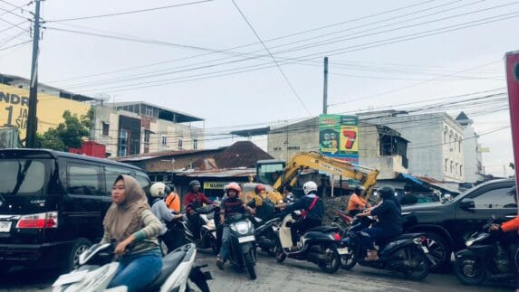 Saling Serobot Picu Kemacetan di Simpang Tuasan, Warga Minta Dishub Turun Tangan