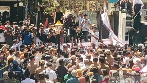 Ribuan Massa Unjukrasa di Tarutung, Ada Suara ‘Turunkan Ephorus’