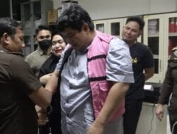 ‎Tangisan Istri Pecah Saat Tangan Tersangka Lutfi Diborgol Penyidik Kejati Sumut‎