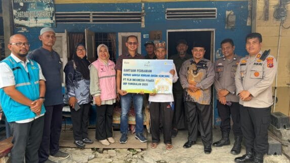 PT PLN Indonesia Power Salurkan Bantuan Perbaikan Rumah ke Warga Bukit Jengkol