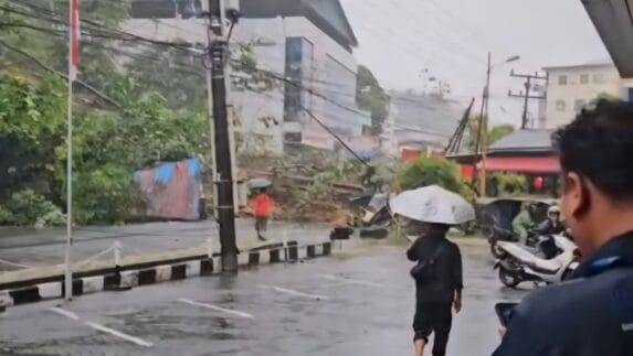 Alami Cuaca Ekstrem, PLN UP3 Sibolga Gerak Cepat Amankan Jaringan Kelistrikan