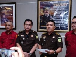 ‎Anak Buah Harli Siregar Sempat Kelabui Wartawan Saat Tersangka Korupsi Smartboard Digiring ke Mobil Tahanan