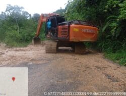 Dua Alat Berat Dinas PUTR Provsu Bersihkan Material Longsor di Pantai Barat Madina