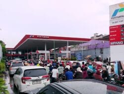 Antrean Panjang di Sejumlah SPBU,  Pasokan BBM Terkendala Faktor Cuaca