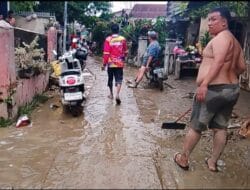 Rumah dan Perabotan Berlumpur Usai Banjir, Warga Harap  Listrik Tidak Padam