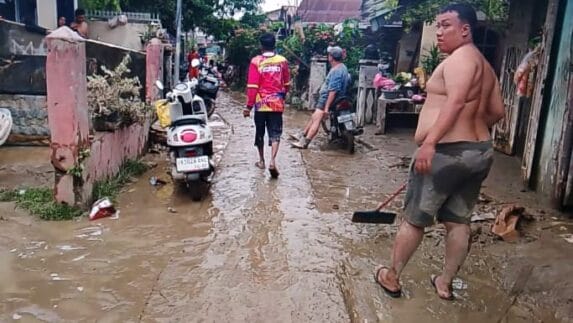 Rumah dan Perabotan Berlumpur Usai Banjir, Warga Harap  Listrik Tidak Padam