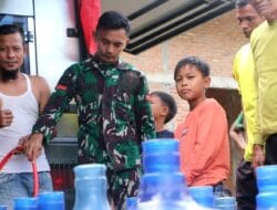 Kodim 0104/Aceh Timur Salurkan Air Bersih Siap Minum bagi Warga Terdampak Banjir