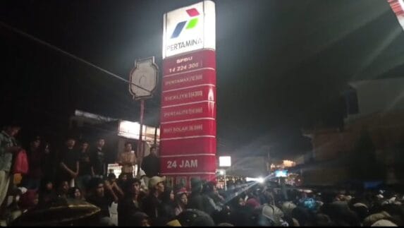 Warga Siborongborong Berdesakan dan Pingsan Antre BBM di SPBU