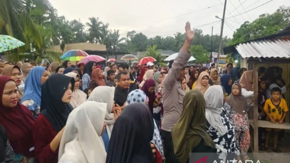 Usai Zikir Akbar, Emak-emak Warga Tabuyung Madina Bakar Rumah Diduga Bandar Narkoba