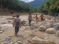 Kapolsek Na IX-X Bantu Warga Terdampak Banjir Sungai Hatapang