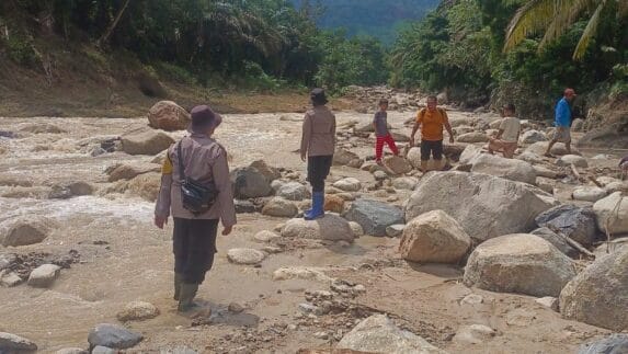 Kapolsek Na IX-X Bantu Warga Terdampak Banjir Sungai Hatapang