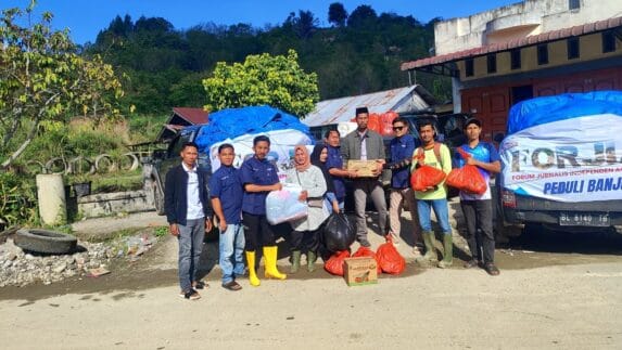 24 Jam Menembus Jalur Ekstrem, FORJIAS Antar Bantuan ke Dua Desa Terisolir di Aceh Tengah