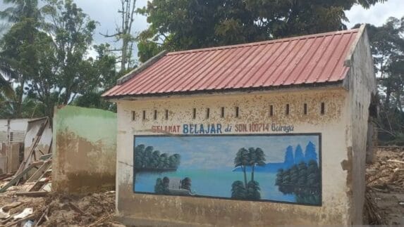 Di Puing Garoga Tapsel, SD Ini Tinggal Dinding untuk Terus Belajar
