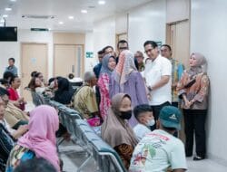 Rico Waas Jenguk Pasien Korban Banjir di RS Hermina