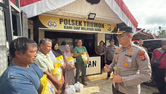 Kapolres Aceh Selatan Beri Bantuan Sembako ke Warga Terdampak Banjir di Desa Ladang Rimba Trumon