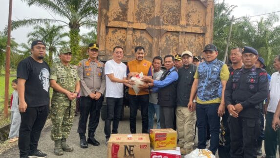 Bupati Aceh Selatan dan Kapolres Dampingi Gubernur Aceh Salurkan Bantuan Korban Banjir di Trumon Raya