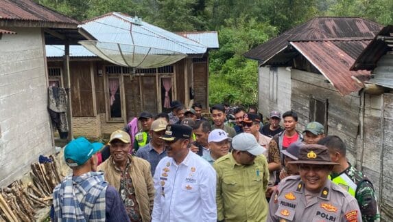 Bupati Madina Kunjungi Desa Simpang Pining Yang Sempat Terisolir
