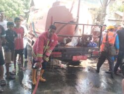 Polri, TNI, dan Masyarakat Berhasil Padamkan Kebakaran Rumah Warga di Sawang