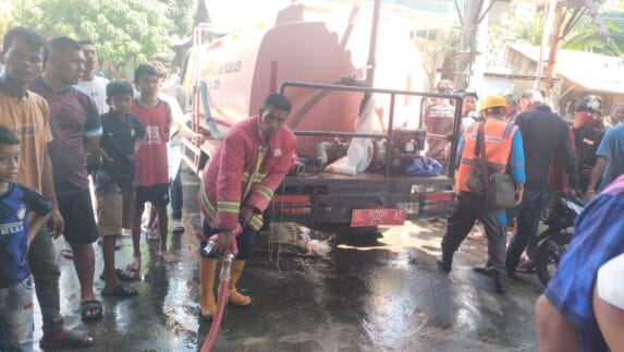 Polri, TNI, dan Masyarakat Berhasil Padamkan Kebakaran Rumah Warga di Sawang