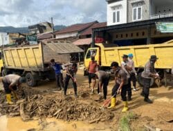 Bersihkan Material Banjir Bandang di Trumon, Kapolres Aceh Selatan Kerahkan Ratusan Personel