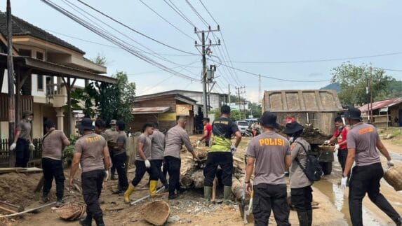 Polres Aceh Selatan Lanjutkan Pembersihan Material Banjir Bandang di Trumon
