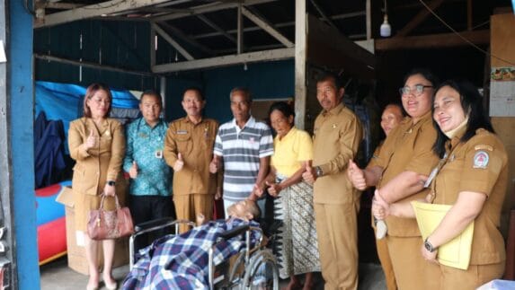 Wakil Bupati Serahkan Bantuan Kursi Roda untuk Warga Lumpuh