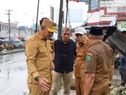Kolaborasi Pemkab Madina-PT SMGP Tangani Drainase Tersumbat di Pasar Lama Panyabungan