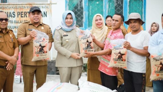 15 Koptan Terima Bantuan Bibit Cabe dan Bawang Merah, 46 Kelompok Terima Benih Padi