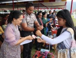Kapolres Toba Bersama Ketua Bhayangkari Hadiri Natal Oikumene 2025