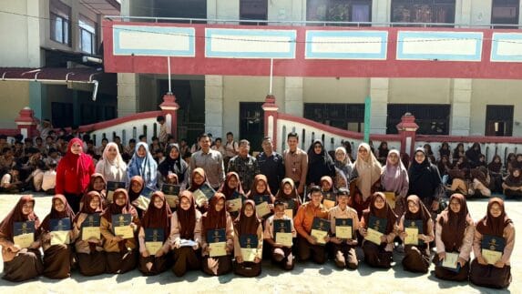 Keluarga Besar SMP Negeri 2 T. Tuan bagi Rapor dan Bagi Hadiah Karya Seni