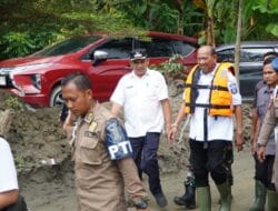 Akses Terputus, Syah Afandin Datangi Warga Terisolir Gunakan Getek