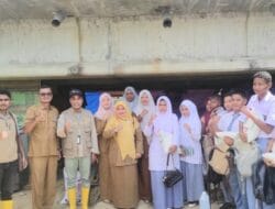Siswa Korban Banjir di SMKN 1 Idi Terima Bantuan dari Satgas Relawan USK