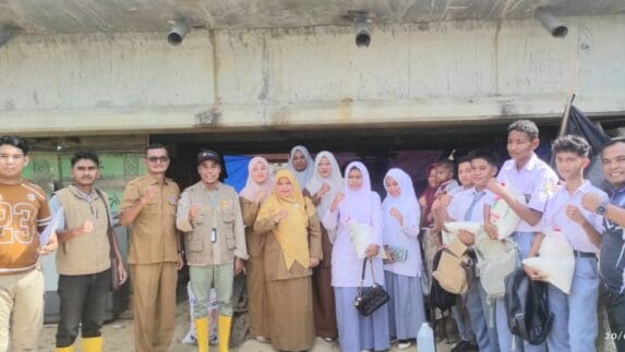 Siswa Korban Banjir di SMKN 1 Idi Terima Bantuan dari Satgas Relawan USK