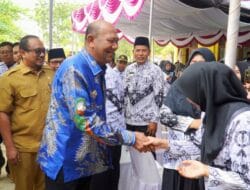 Bupati Langkat Salurkan Donasi PGRI untuk GTK Terdampak Banjir