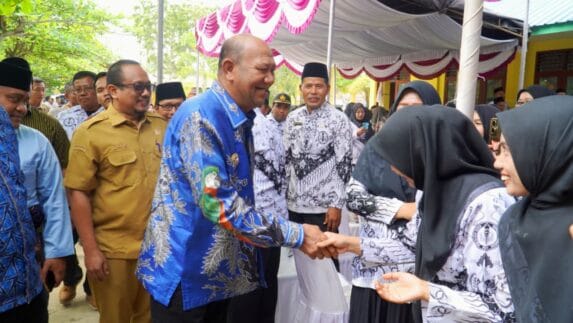 Bupati Langkat Salurkan Donasi PGRI untuk GTK Terdampak Banjir