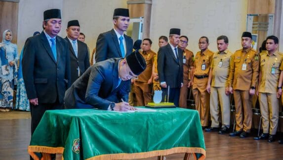 Lantik Direksi Tiga PUD, Rico Waas Tekankan Pengabdian dan Penguatan Kinerja
