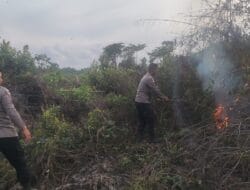 Personel Polsek Kluet Selatan Berhasil Padamkan Titik Api Karhutla di Desa Pasi Lembang