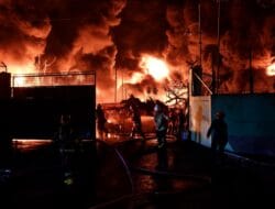 Kebakaran Besar Melanda Pabrik Sendal Swallow di Medan