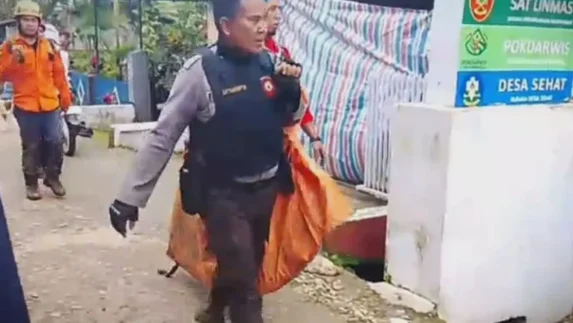 Evakuasi Korban Pesawat ATR 42-500 Gunakan Teknik Rappeling