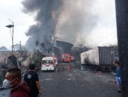 Pemadaman Pabrik Sendal yang Terbakar  di Medan Selama 14 Jam