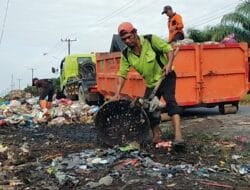 Akhirnya Tumpukan Sampah di Bantaran Jalan Lintas Langkat Diangkut