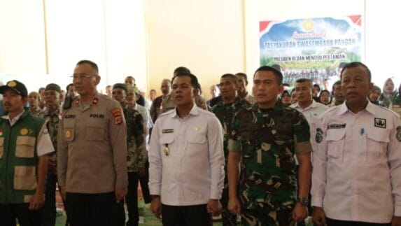 Plt. Bupati Aceh Selatan Panen Raya, Dukung Swasembada Pangan